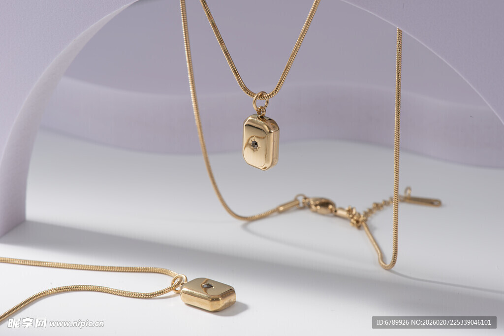 精致金项链饰品展示