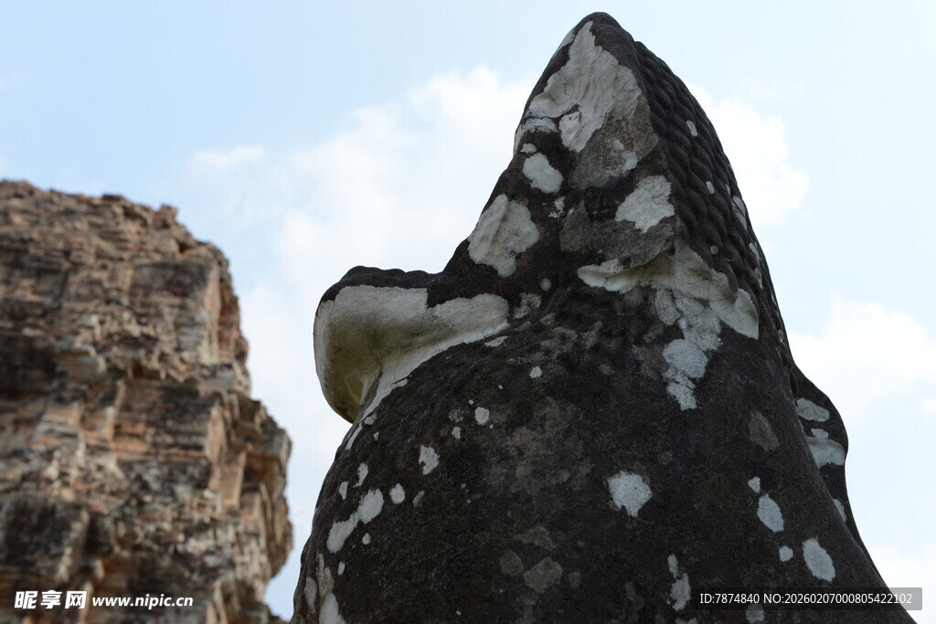 古老石像与岩石景观