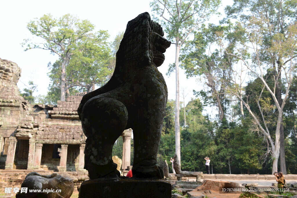 古老寺庙前的威严石狮