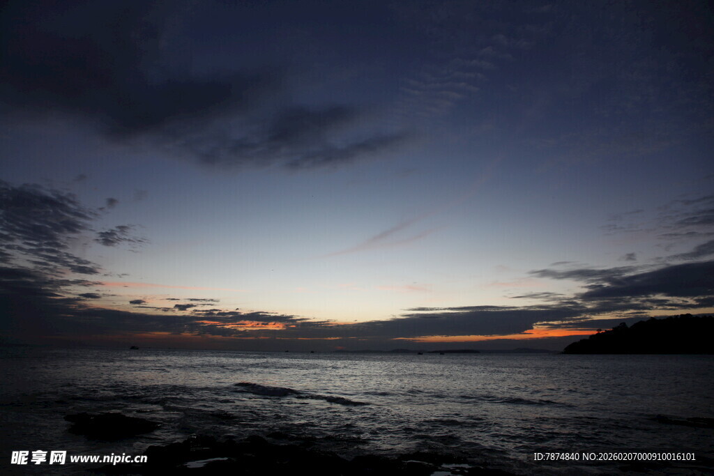 海边暮色中的美丽天空