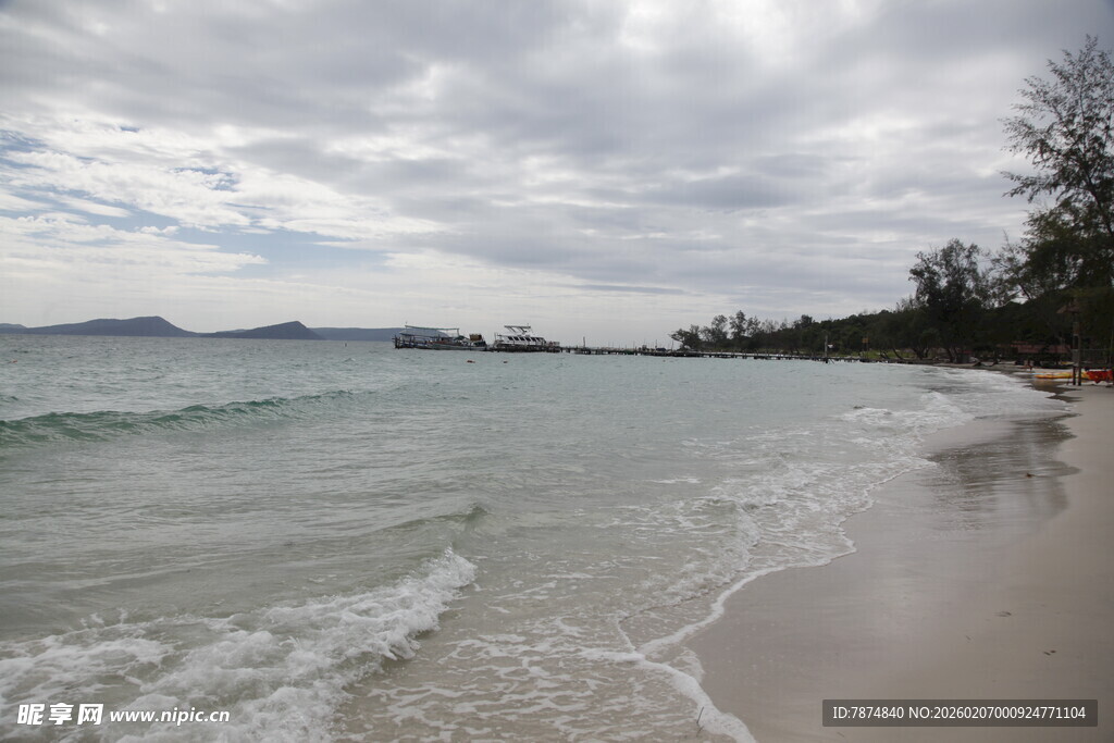 宁静海滩 海浪轻拍沙滩