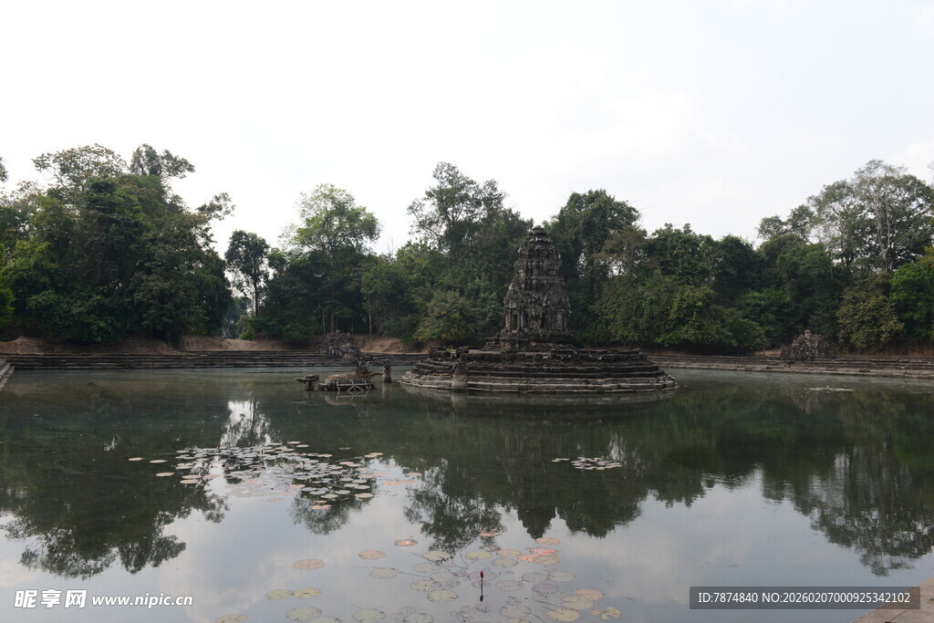 静谧湖水映衬古老建筑