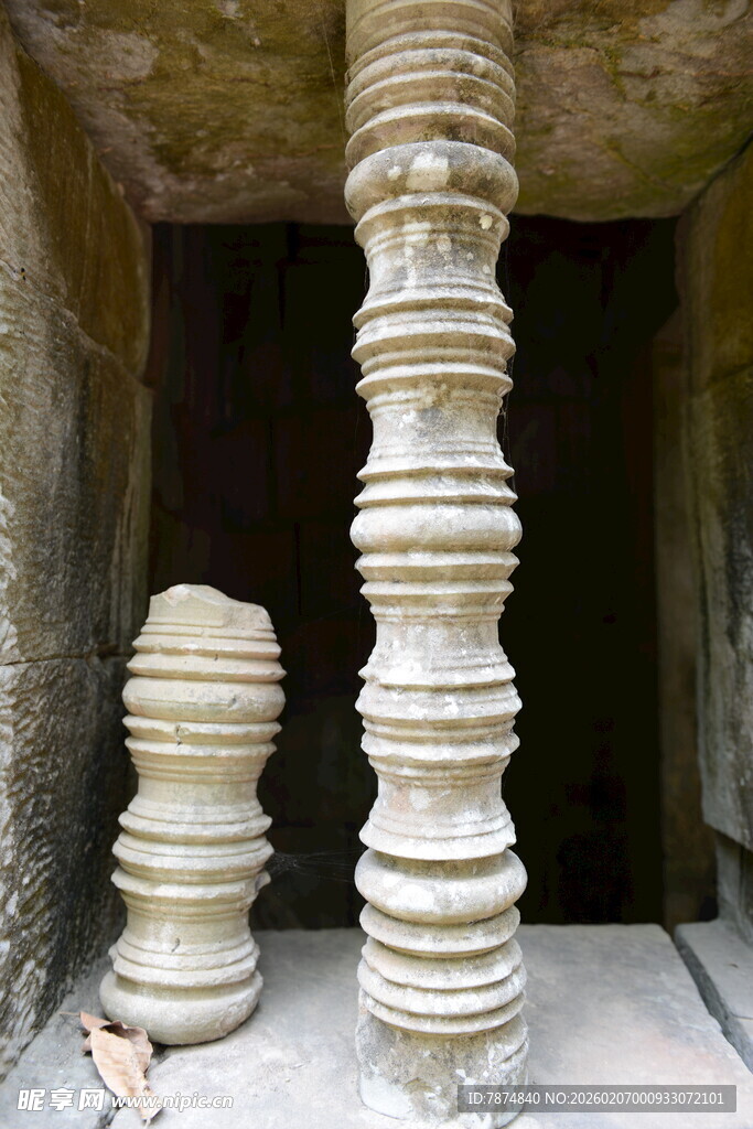 古老石制螺旋状雕刻物