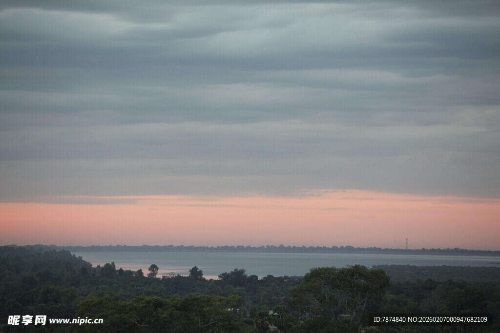 黄昏湖畔树林美景
