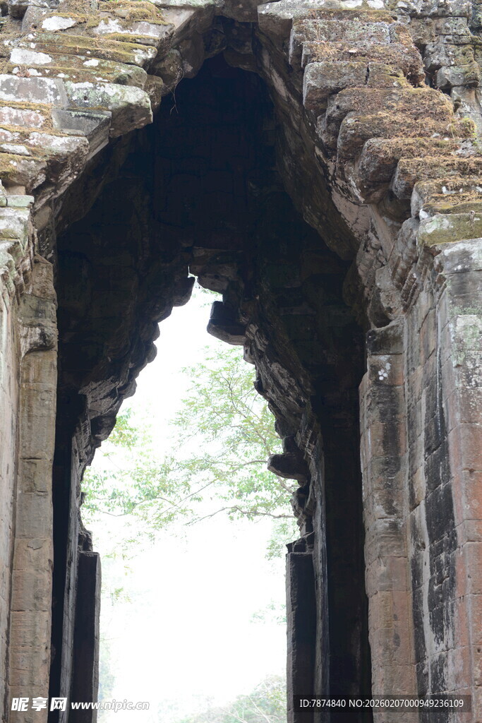 古老石拱门遗迹