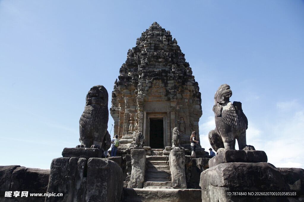 古老寺庙前的石兽景观