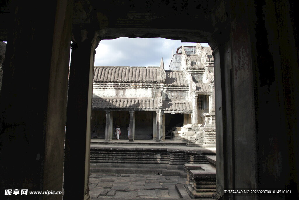 透过门洞看古老建筑遗迹