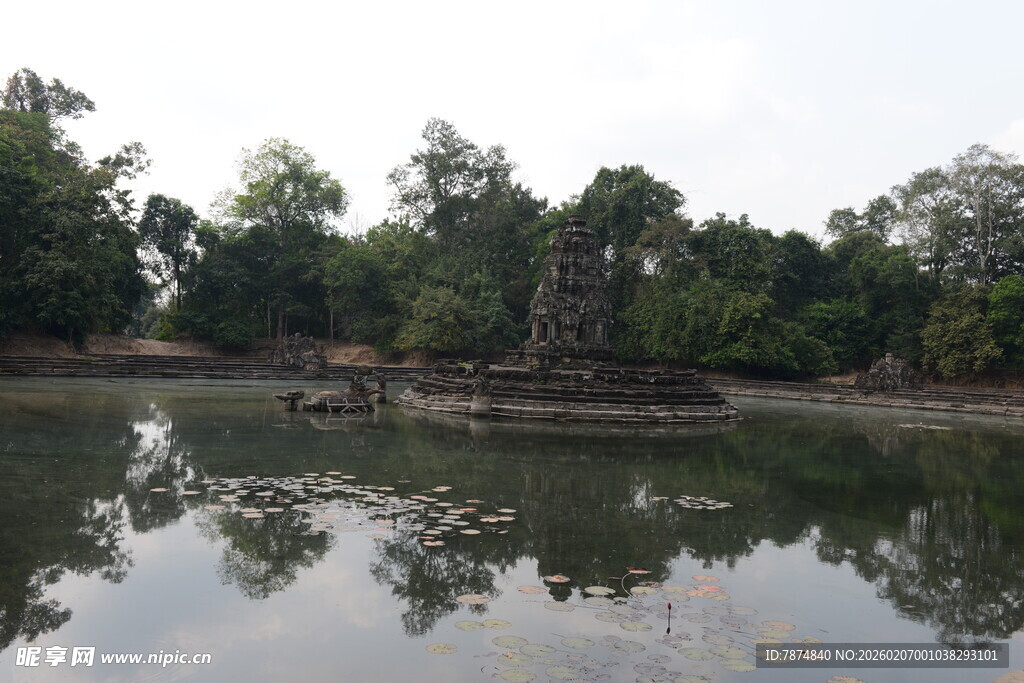 柬埔寨古老寺庙旁的水域