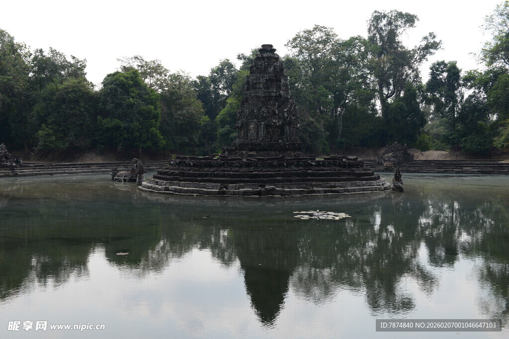 古寺倒影于静谧湖水