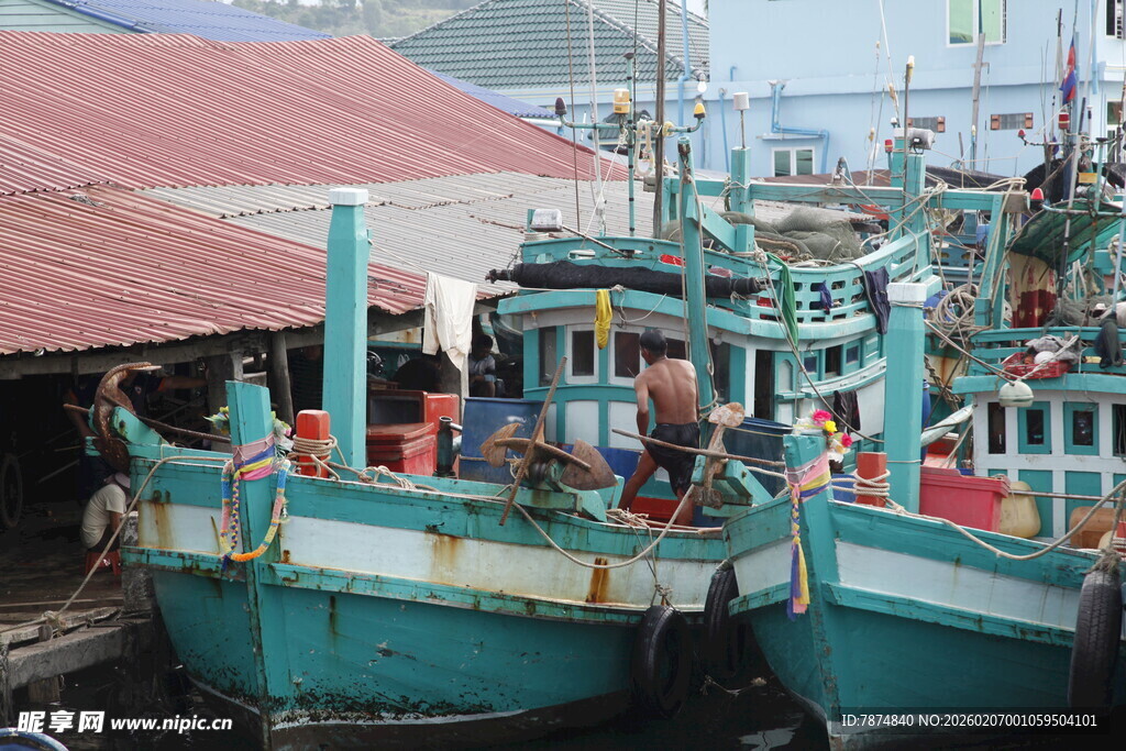 停靠码头的多彩渔船