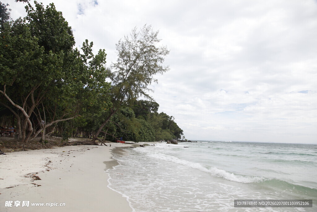 宁静海滩 海浪轻拍沙滩