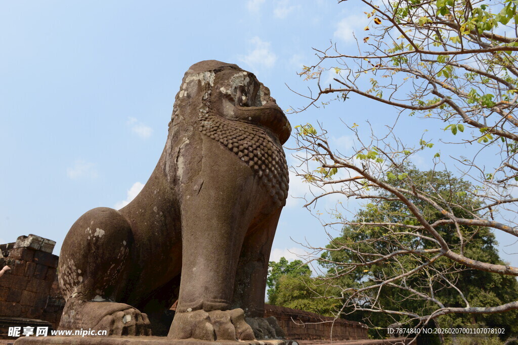 古老石狮子坐于绿树蓝天间