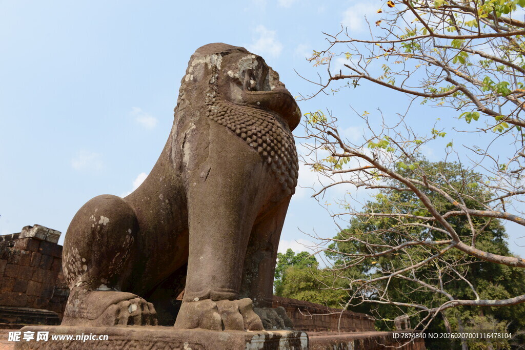 古老石狮子坐落在绿树间