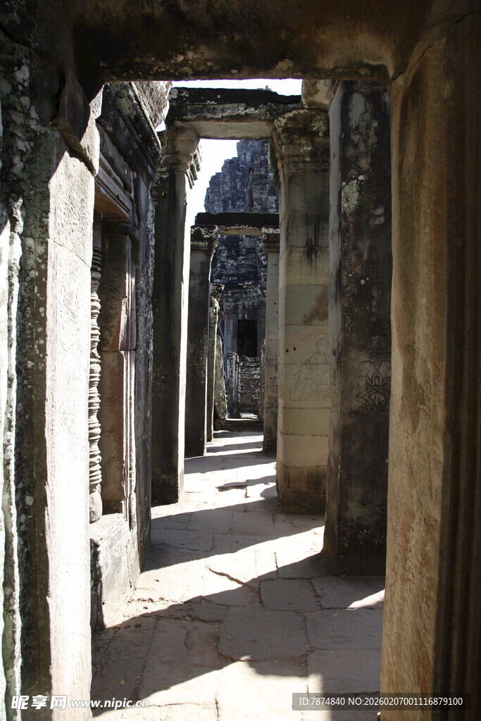 古老建筑内的幽深通道