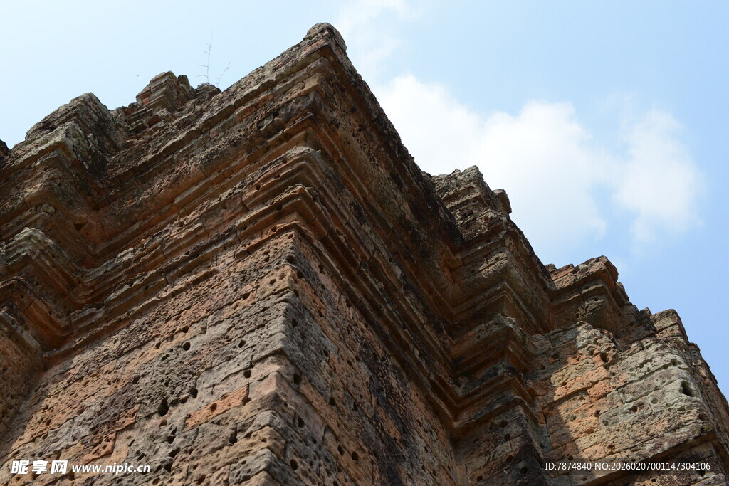 古老石砌建筑顶部特写