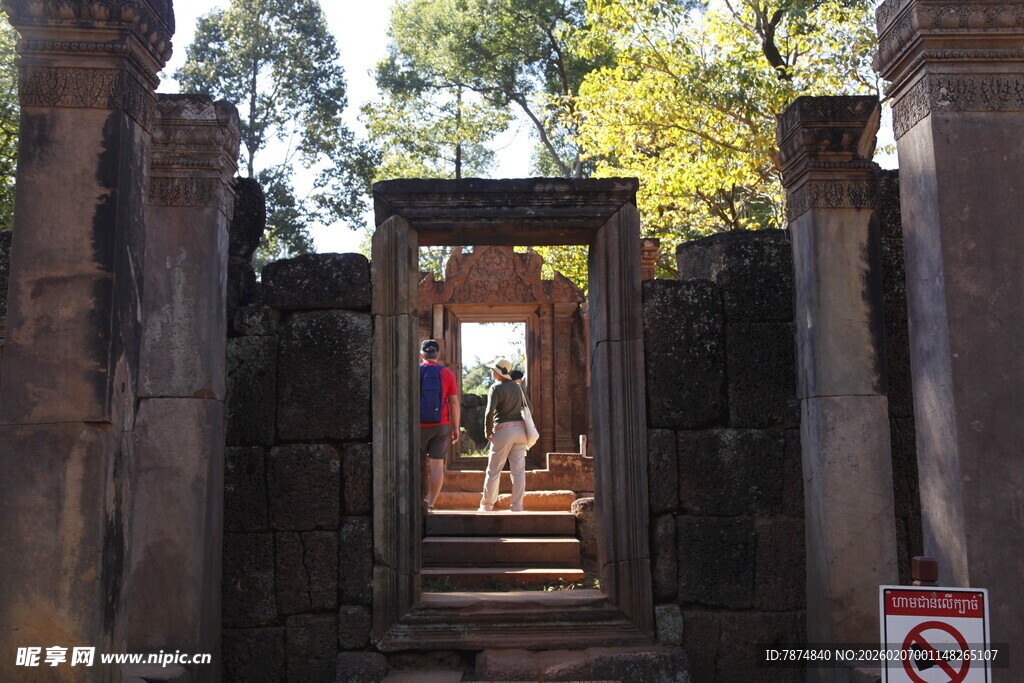 古老寺庙门洞内的游客身影