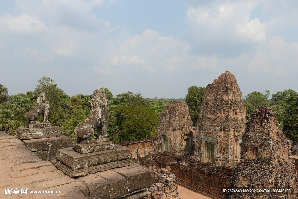 吴哥窟古老石像与石塔景观