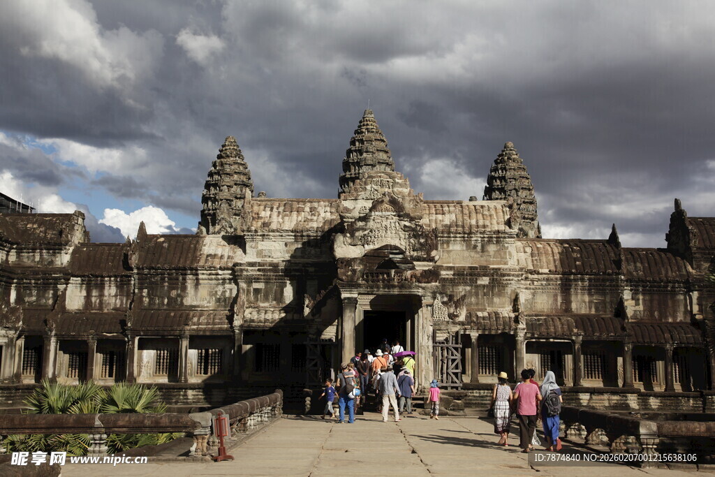 吴哥窟古迹前的游客身影