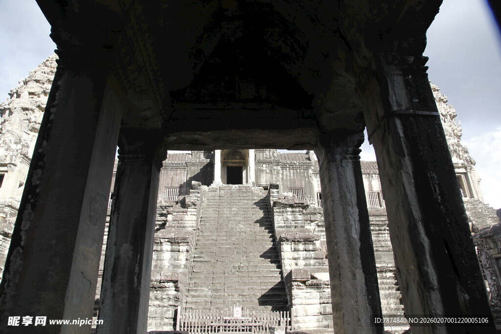 古建内景 透过廊柱看远景