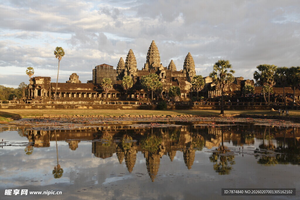 吴哥窟美景倒映于水面