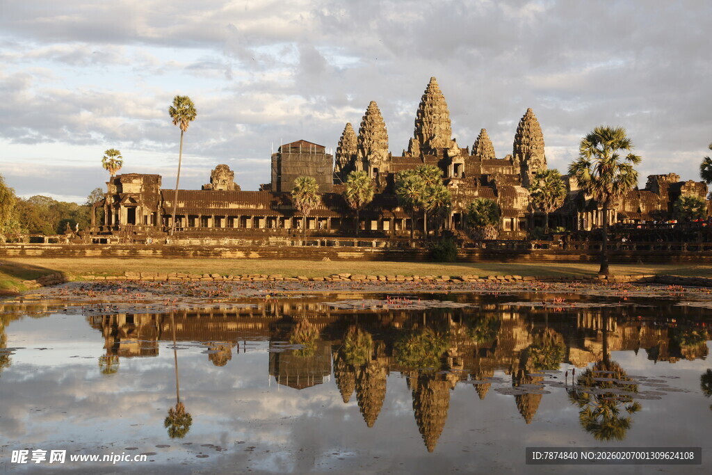 吴哥窟日出美景映照湖面