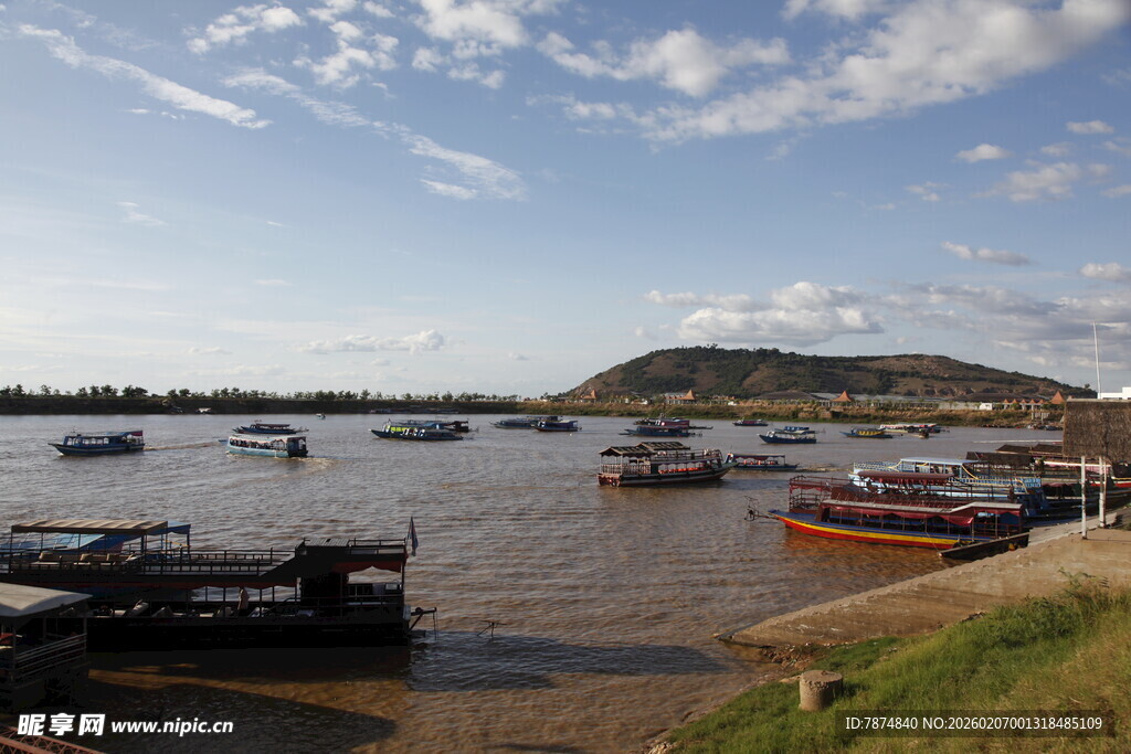 河畔停泊的多彩船只