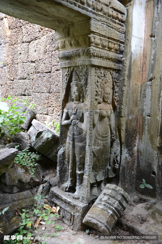 古老寺庙中的残破石像