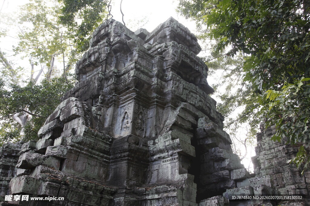 古老神秘的柬埔寨石塔遗迹