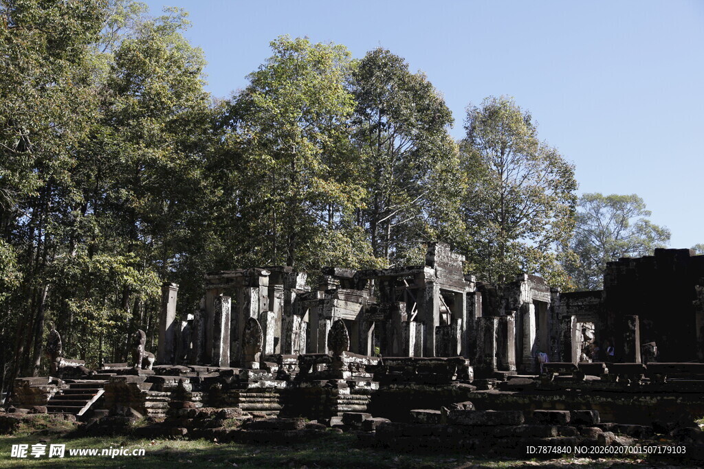 古老寺庙遗迹 绿树环绕