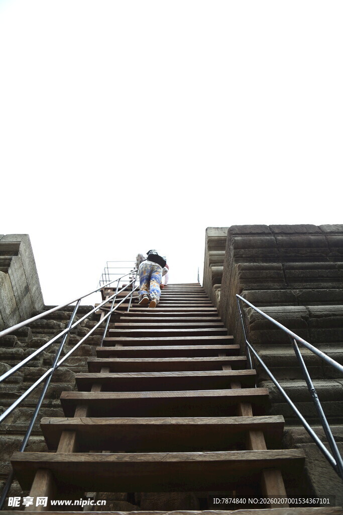 工人攀爬户外木质楼梯