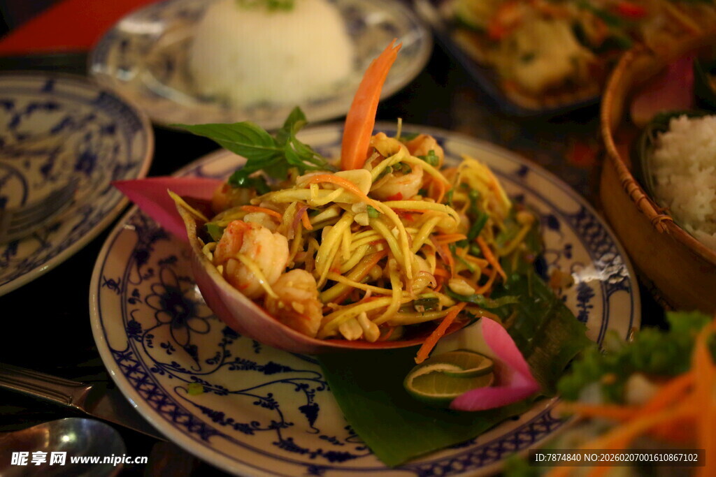 美味泰式凉拌菜摆盘中