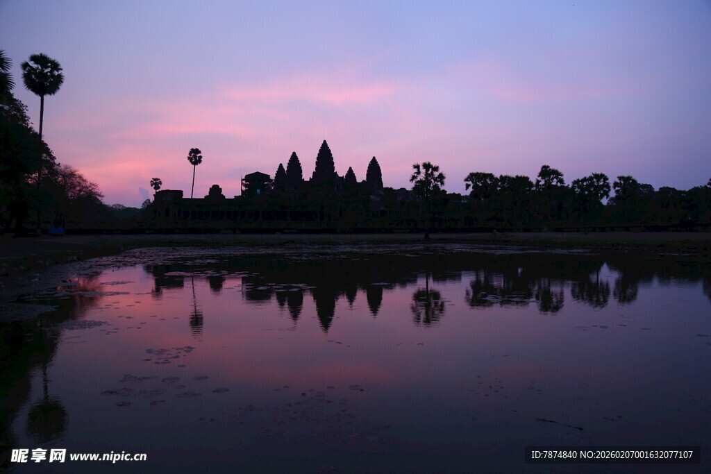 柬埔寨吴哥窟的黄昏倒影