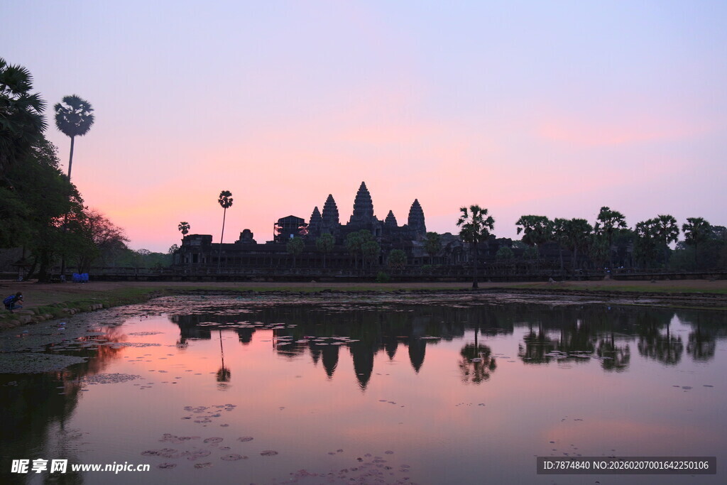 吴哥窟的黄昏倒影美景