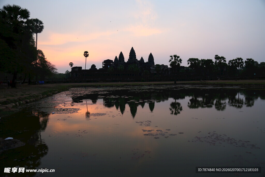 吴哥窟湖畔的绝美黄昏
