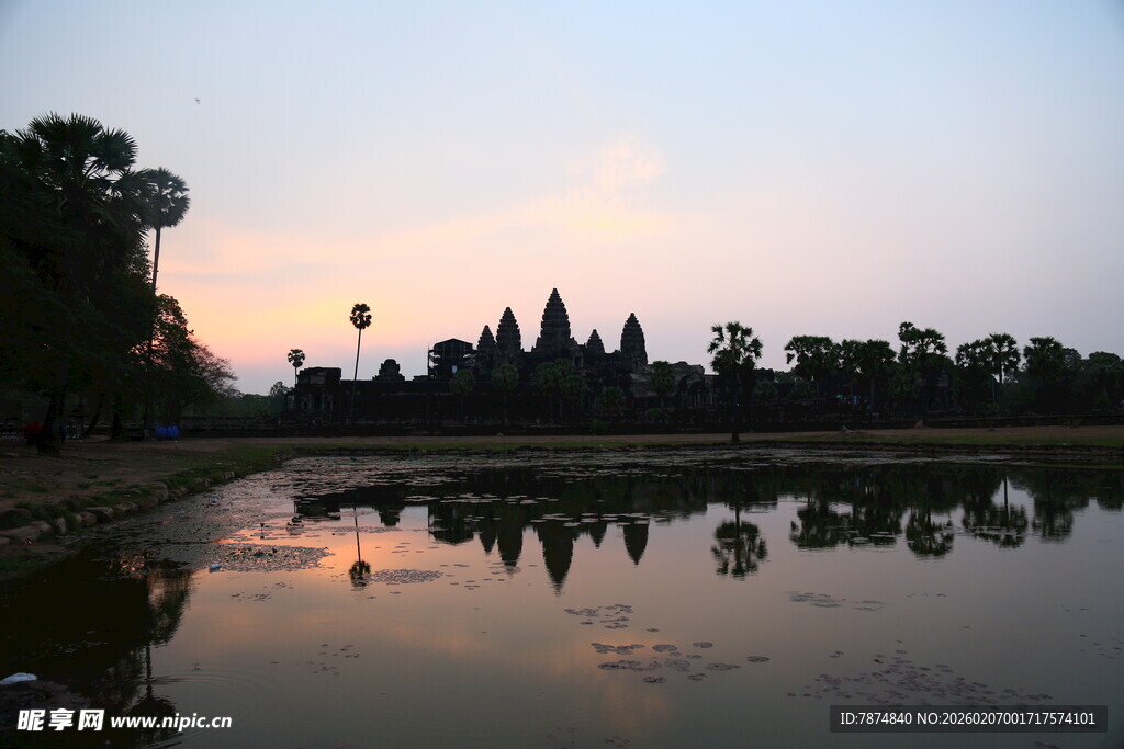 吴哥窟黄昏湖景倒影