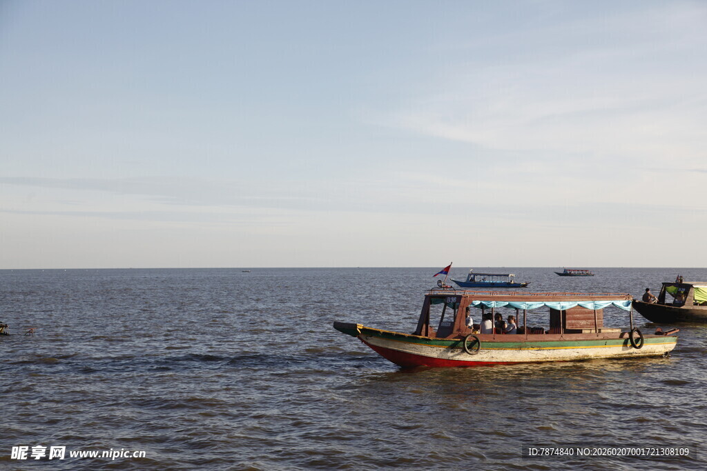 海上载客小船航行中