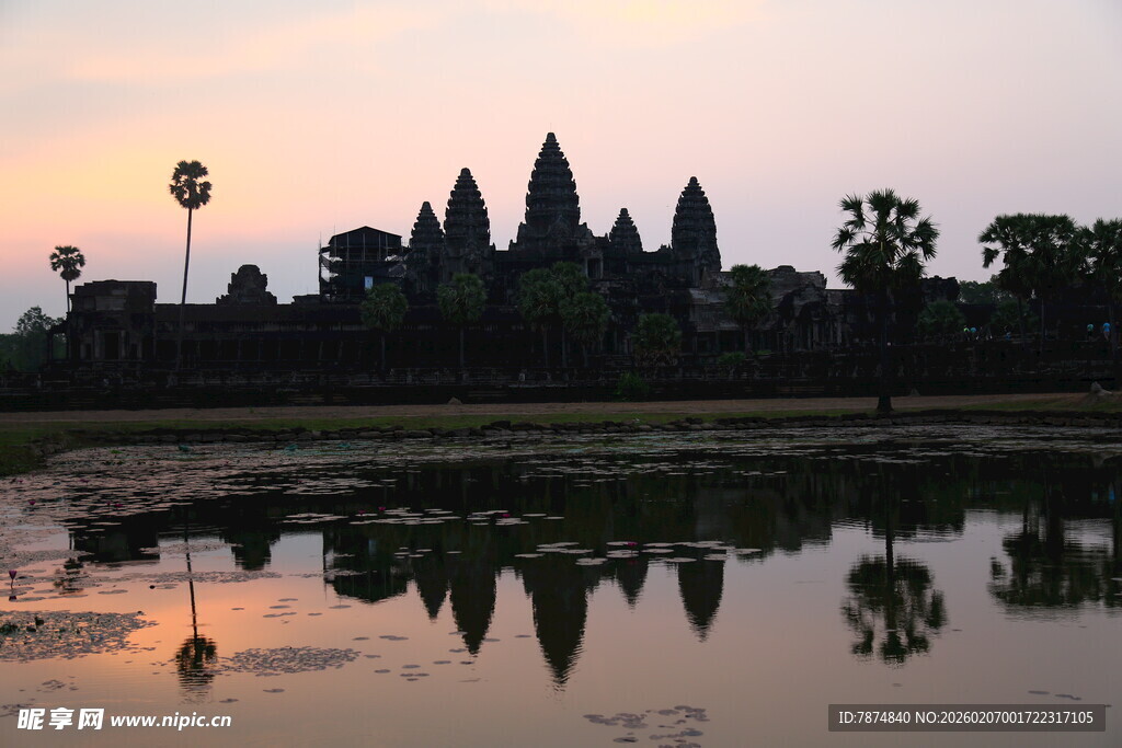 吴哥窟的黄昏倒影美景