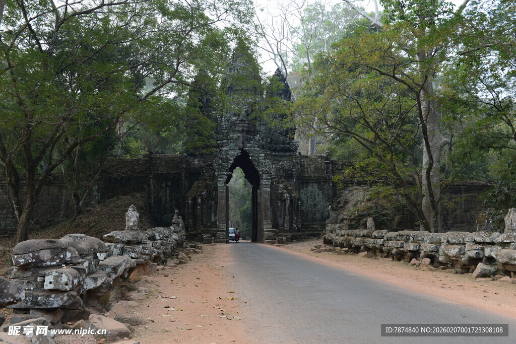古老石门旁的林间道路