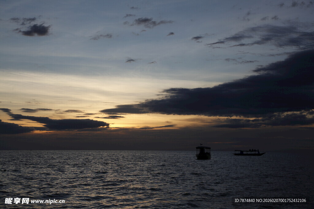 海上日落时的静谧海面