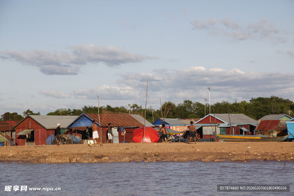 湖畔多彩小屋村落景观