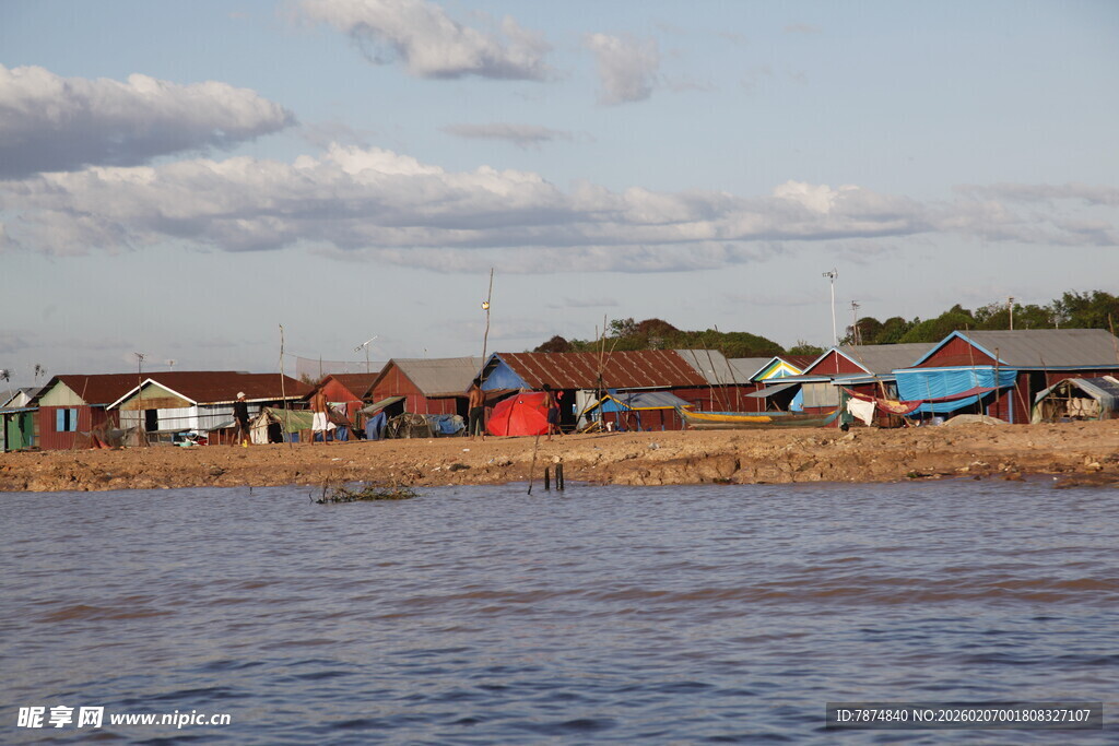 河畔多彩民居景观