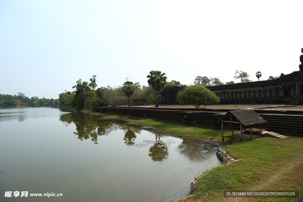 宁静河畔的古朴景致