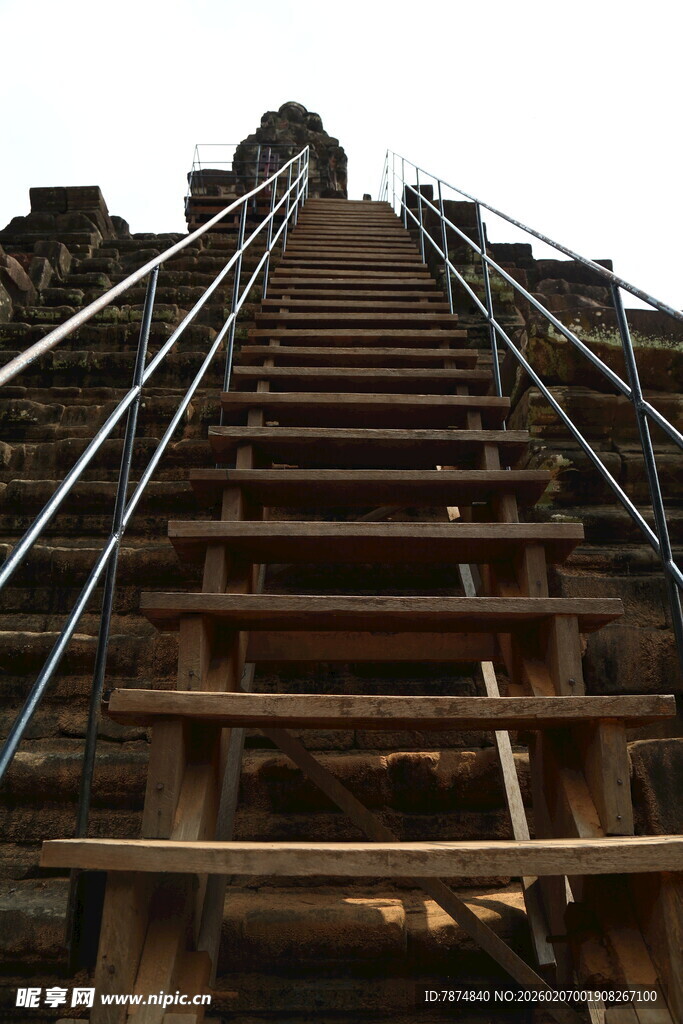 古老陡峭的木质阶梯