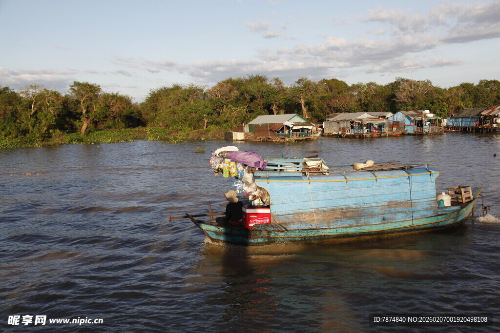 河上行驶的蓝色船只