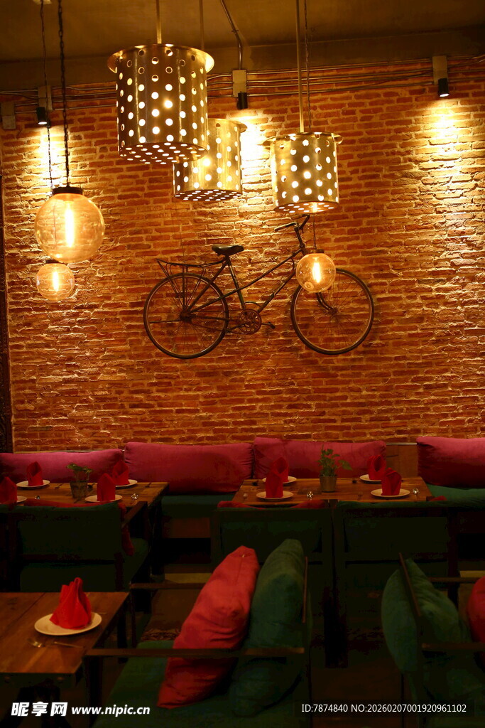 复古砖墙下的温馨休闲角落