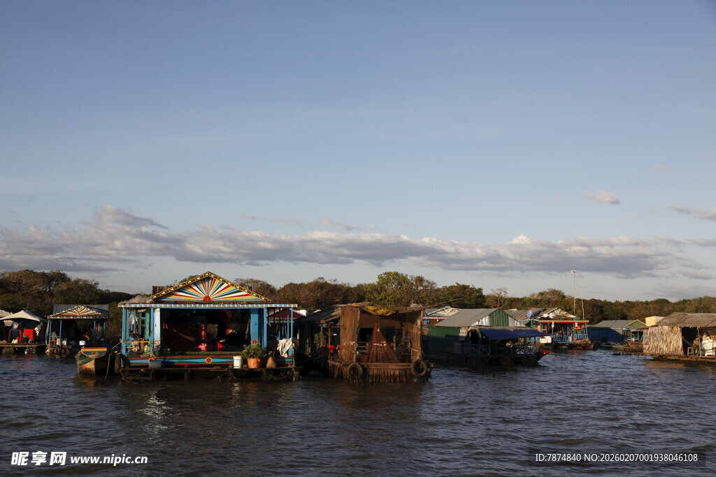 水上人家的宁静生活场景