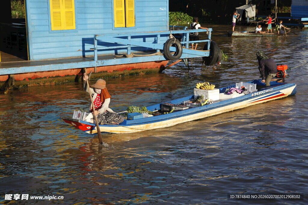 水上小船与岸边建筑景象