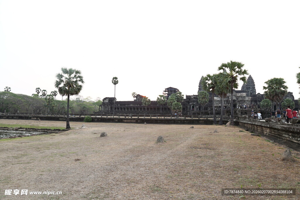 古老寺庙前的开阔场地