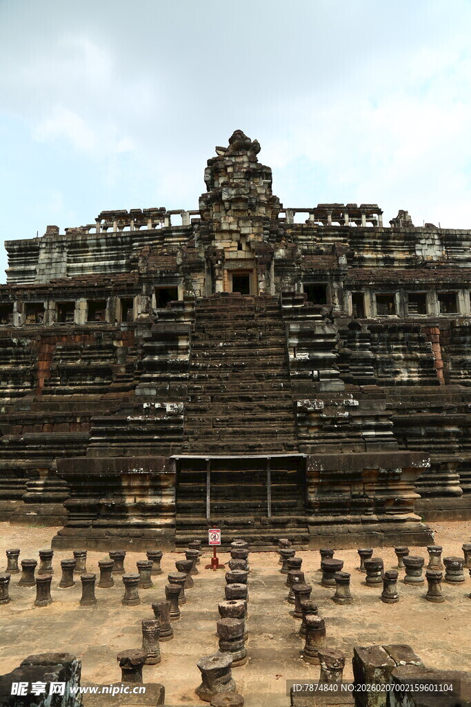 吴哥窟壮观建筑与游客