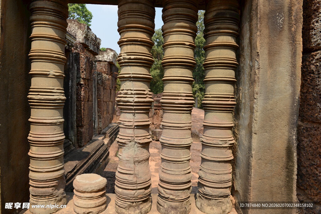 古老寺庙中的石柱景观